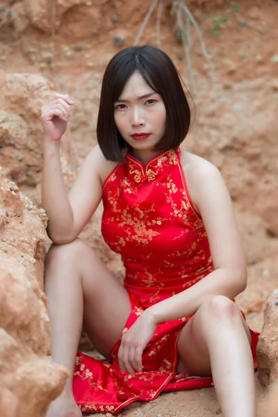 Portret Pięknej Azjatyckiej Seksownej Kobiety Sukience Cheongsam — Zdjęcie stockowe