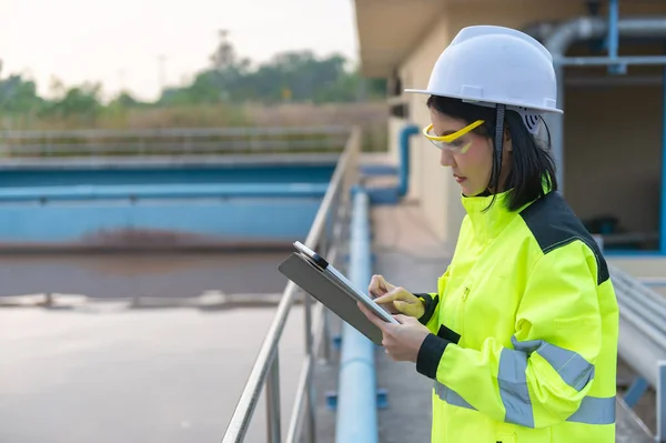 Umweltingenieur Arbeitet Der Kläranlage Wasserrecyclinganlage Zur Wiederverwendung — Stockfoto