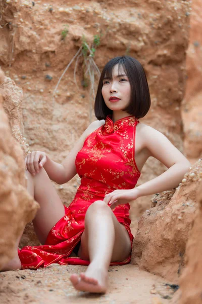 Retrato Hermosa Mujer Sexy Asiática Vestido Cheongsam — Foto de Stock