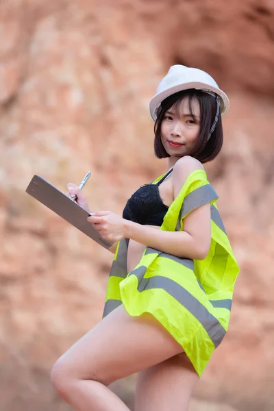 Portrait Asian Woman Wearing Engineer Suit Rock Mountain — Stock Photo, Image