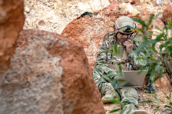 在泰国的沙漠战争特种部队士兵中 陆军士兵使用笔记本电脑查看卫星地图 在军事行动期间使用无线电进行通信 — 图库照片