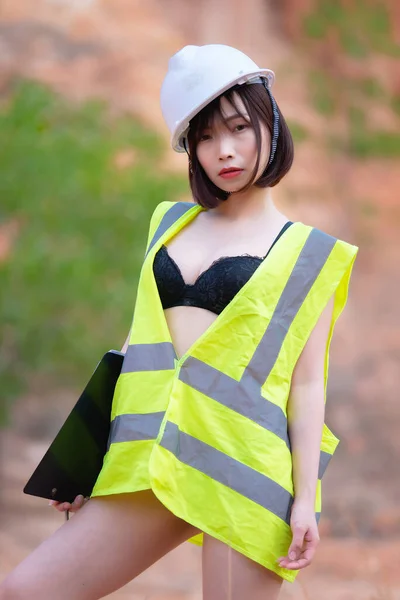 Retrato Mulher Asiática Vestindo Terno Engenheiro Montanha Rocha — Fotografia de Stock