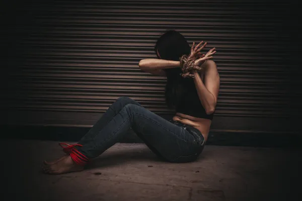 Azji Zakładnik Kobieta Związane Liny Noc Sceny — Zdjęcie stockowe