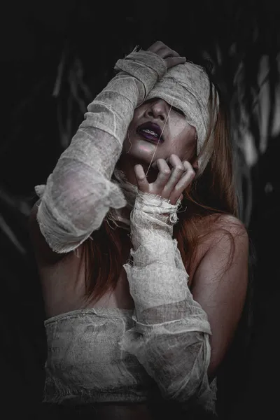 Porträt Einer Schönen Asiatin Mumienkostüm Wald Horrorfilmszene Halloween Poster — Stockfoto