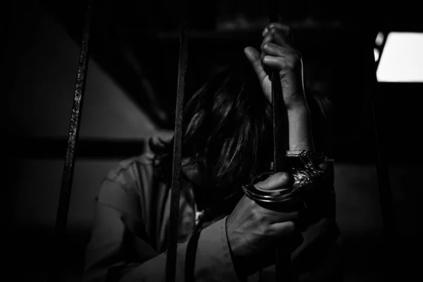 Porträt Einer Frau Die Verzweifelt Nach Eisernem Gefängnis Sucht Gefangenenkonzept — Stockfoto