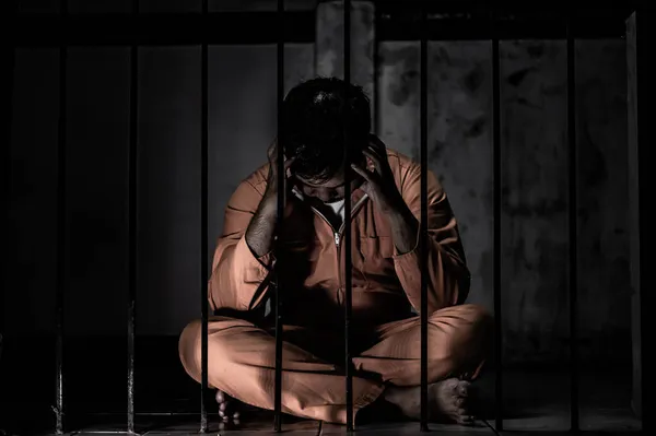 Портрет Человека Отчаянно Пытающегося Поймать Железную Тюрьму Концепция Заключенного — стоковое фото