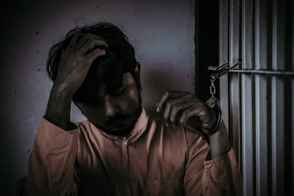 Retrato Homem Desesperado Para Pegar Prisão Ferro Conceito Prisioneiro — Fotografia de Stock