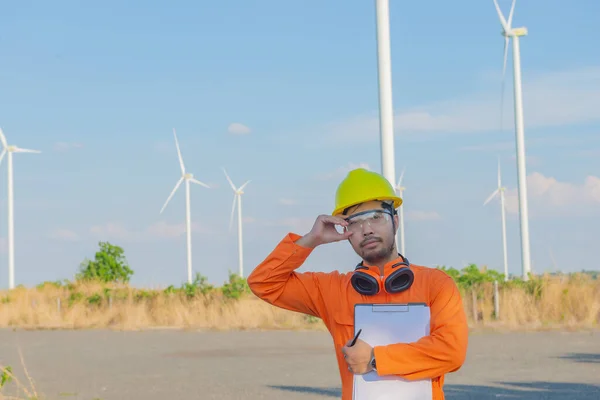Silhueta Homem Engenheiro Trabalhando Segurando Relatório Usina Turbinas Eólicas Usina — Fotografia de Stock
