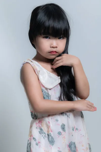 Retrato Asiático Bonito Menina Pose Para Tirar Uma Foto Estúdio — Fotografia de Stock