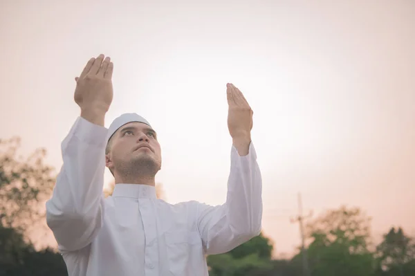 Asiático Islã Branco Orando Conceito Festival Ramadã — Fotografia de Stock