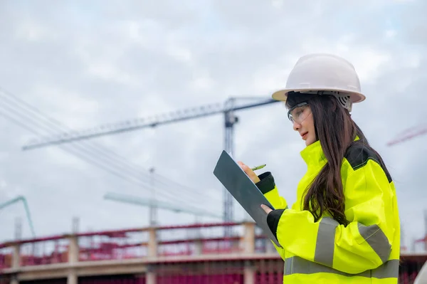 Asiatischer Ingenieur Auf Der Baustelle Eines Großen Bauprojekts — Stockfoto