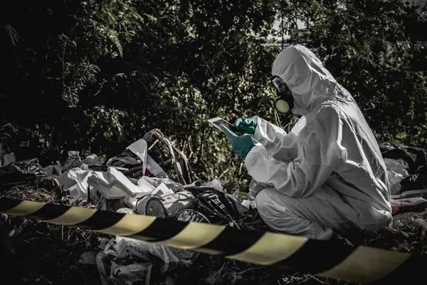 Cientista Asiático Vestindo Terno Proteção Química Trabalhando Zona Perigosa Coletando — Fotografia de Stock