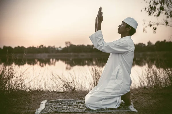 Silhouette Joven Asiático Musulmán Hombre Orando Puesta Del Sol Ramadán —  Fotos de Stock