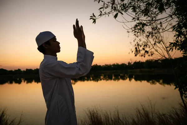Silhouette Joven Asiático Musulmán Hombre Orando Puesta Del Sol Ramadán —  Fotos de Stock