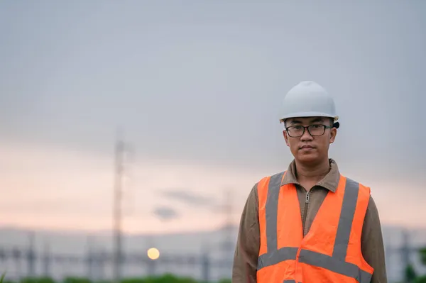 Asiatischer Ingenieur Arbeitet Kraftwerk — Stockfoto