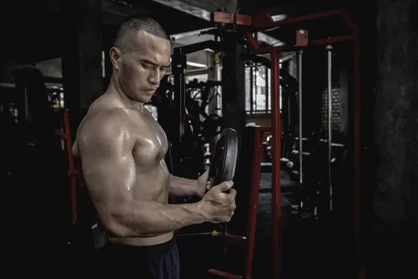 Retrato Hombre Asiático Bombeando Músculos Gimnasio Entrenamiento Para Una Buena —  Fotos de Stock