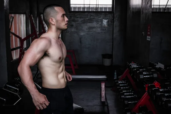 Porträt Eines Asiatischen Mannes Der Muskeln Fitnessstudio Pumpt Workout Für — Stockfoto