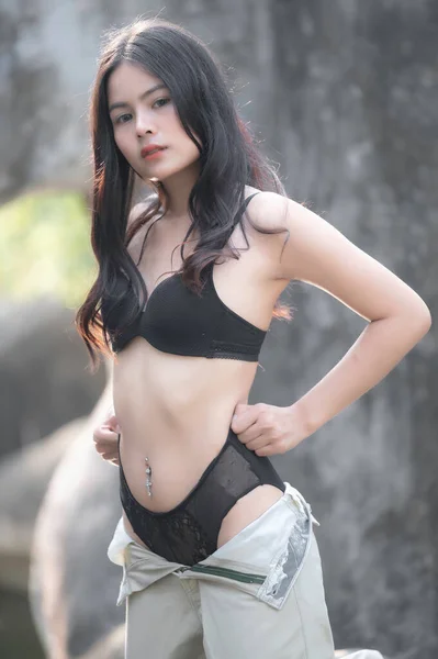 Portret Azjatyckiej Seksownej Kobiety Bikini Świeżym Powietrzu Koncepcja Letnia — Zdjęcie stockowe