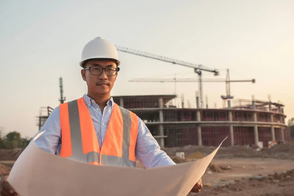 Asiatischer Ingenieur Auf Der Baustelle Eines Großen Bauprojekts — Stockfoto