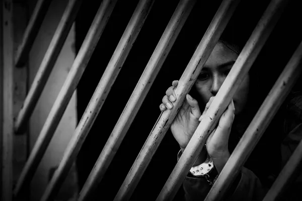 Portret Kobiety Desperacko Chcącej Złapać Żelazne Więzienie Koncepcja Więźnia — Zdjęcie stockowe