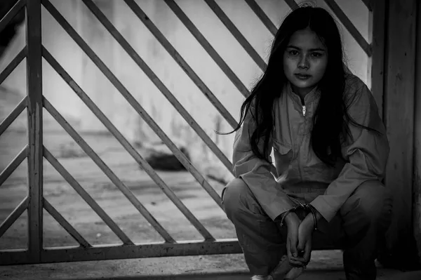 Portret Van Een Vrouw Wanhopig Zoek Naar Ijzeren Gevangenis Gevangene — Stockfoto