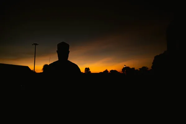 シルエット ヤング アジアのイスラム教徒の男性が日没を祈って ラマダーン祭のコンセプト — ストック写真