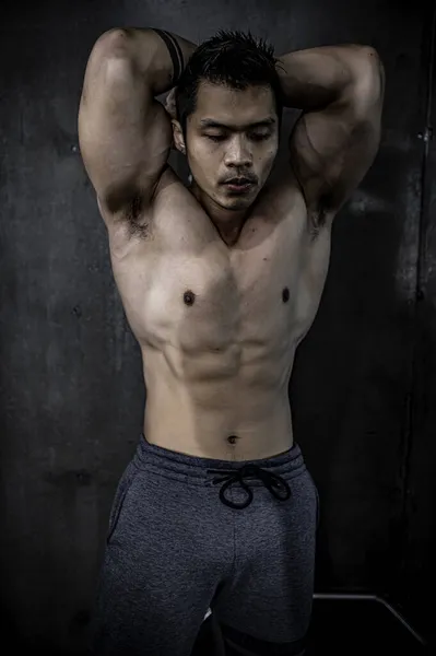 Spor Salonunda Kaslı Asyalı Bir Adamın Portresi Sağlık Için Egzersiz — Stok fotoğraf
