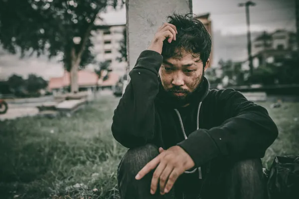 Ásia Sem Teto Homem Sentado Estrada Lado — Fotografia de Stock