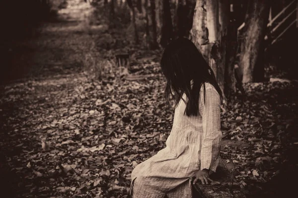 Retrato Mulher Asiática Com Fantasma Compõem Cena Horror Conceito Halloween — Fotografia de Stock