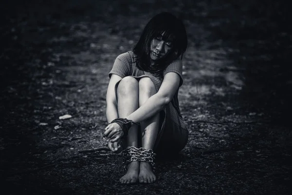 Asyalı Rehine Kadın Gece Vakti Iple Bağlanmış — Stok fotoğraf
