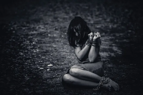 Asyalı rehine kadın. Gece vakti iple bağlanmış.