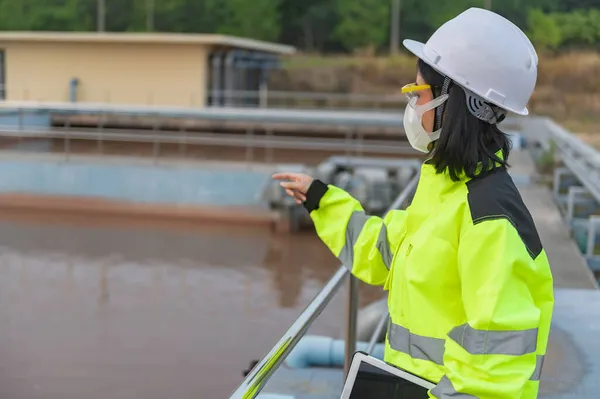 Umweltingenieur Arbeitet Der Kläranlage Wasserrecyclinganlage Zur Wiederverwendung — Stockfoto