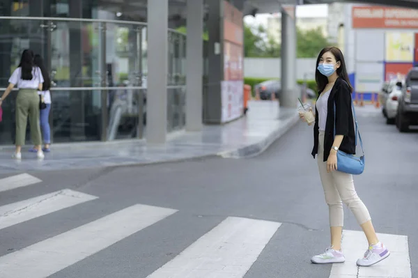 美しいアジアの女性が仕事に行くために歩く 大都市で若い成功したビジネス女性 — ストック写真