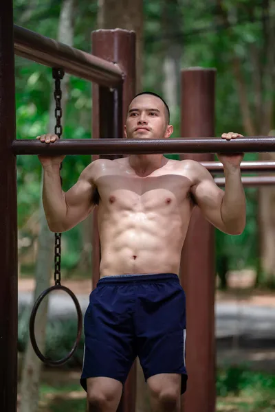Bonito Homem Exercícios Por Pendurado Bar Livre Homem Asiático Treina — Fotografia de Stock