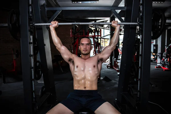 Hombre Guapo Haciendo Ejercicio Gimnasio Hombre Asiático Haciendo Levantamiento Pesas — Foto de Stock