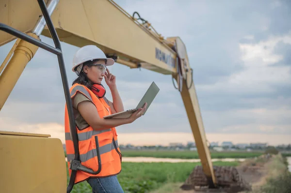 Umweltingenieur Arbeitet Einer Wasserspeicheranlage Und Überprüft Den Wert Des Wassers — Stockfoto