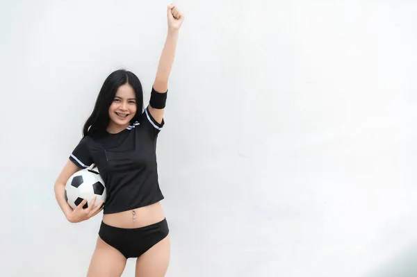 若い美しいアジアの女性はサッカー選手応援スポーツを着用 — ストック写真