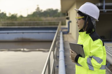 Atık su arıtma tesisinde çalışan çevre mühendisi, yeniden kullanım için su geri dönüşüm tesisi 