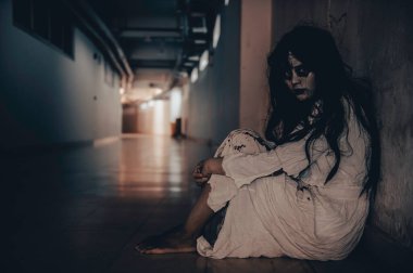 Asyalı kadın portresi hayalet yüzü, zombi, Cadılar Bayramı konsepti