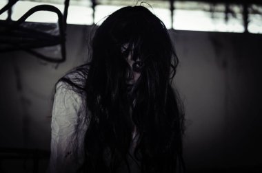 Asyalı kadın portresi hayalet yüzü, zombi, Cadılar Bayramı konsepti