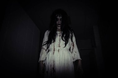 Asyalı kadın portresi hayalet yüzü, zombi, Cadılar Bayramı konsepti