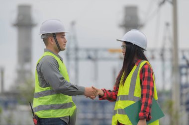 Elektrik santralinde birlikte çalışan iki mühendis, sorunları çözümlemede birbirlerine yardım ediyorlar.
