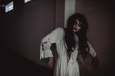 Asyalı kadın portresi hayalet yüzü, zombi, Cadılar Bayramı konsepti