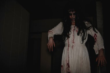 Asyalı kadın portresi hayalet yüzü, zombi, Cadılar Bayramı konsepti