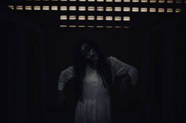 Asyalı kadın portresi hayalet yüzü, zombi, Cadılar Bayramı konsepti