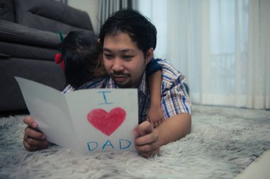 Babalar Günü konsepti, Asyalı genç yakışıklı baba ve kızı evde birlikte kalıyorlar.