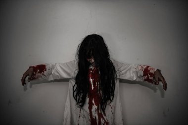 Asyalı kadın portresi hayalet yüzü, zombi, Cadılar Bayramı konsepti