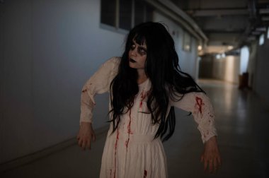 Asyalı kadın portresi hayalet yüzü, zombi, Cadılar Bayramı konsepti