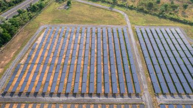İHA görüşünden güneş enerjisi çiftliği, yeşil enerji teknolojisi