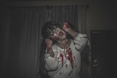 Asyalı kadın portresi hayalet yüzü, zombi, Cadılar Bayramı konsepti